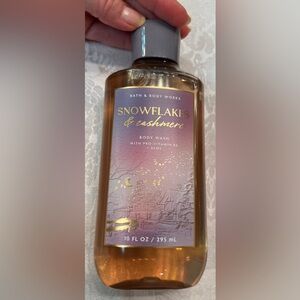 Bath & Body Works Snowflakes & Cashmere Body Wash with Pro-Vitamin B5 and Aloe